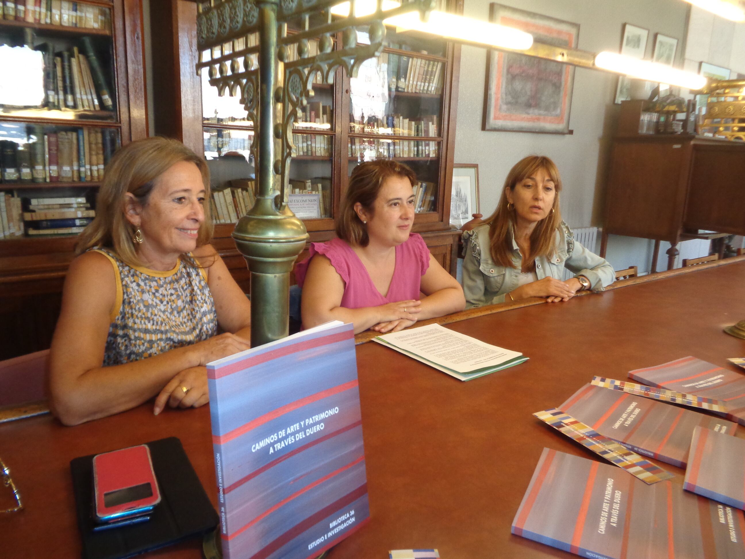 La concejal (en el centro), acompañada de las coordinadoras de la publicación, presentaron los contenidos en la Biblioteca Municipal