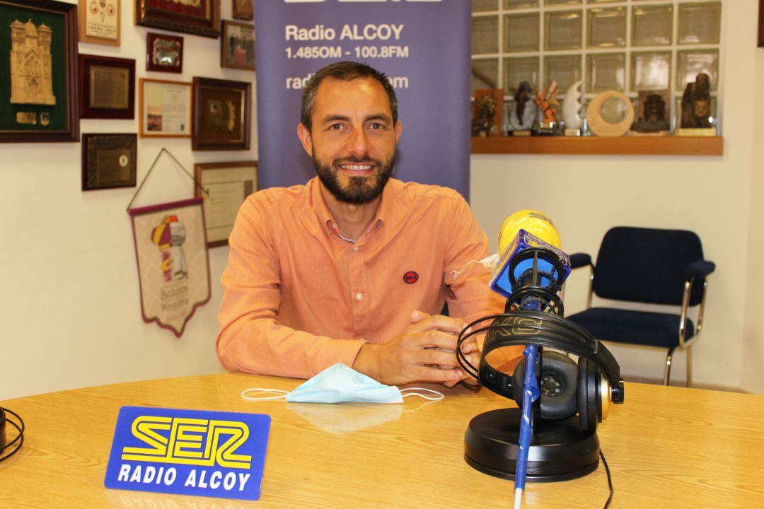 Josep Sempere en una imagen de archivo en el estudio de Radio Alcoy