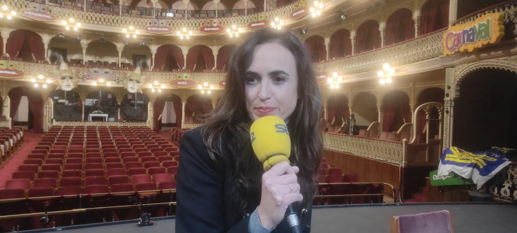 Lola Cazalilla ante los micrófonos de la SER, Radio Cádiz, en el Gran Teatro Falla