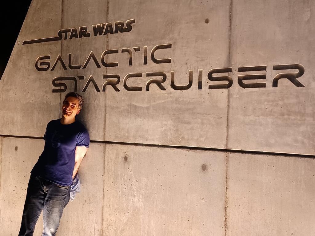 Marcos González a la entrada del Galactic Starcruiser