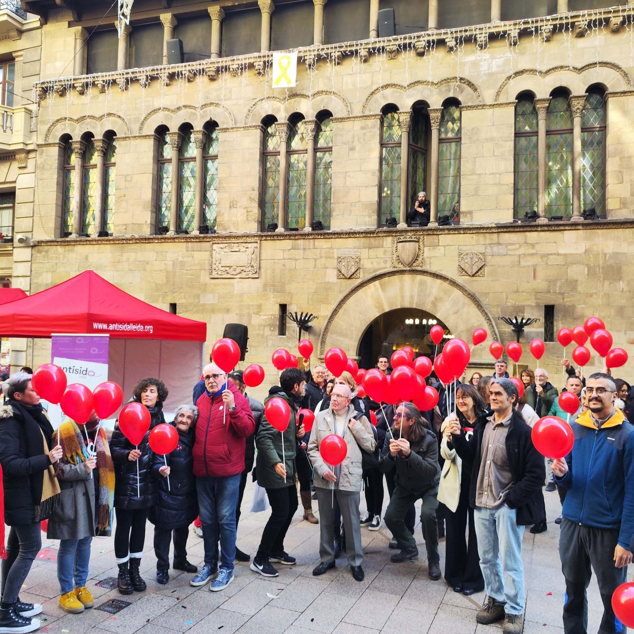 Un any més, s&#039;ha reivindicat la lluita contra la sida formant un llaç vermell amb globus del mateix color. Hi han col·laborat membres d&#039;Antisida i regidors de la Paeria.