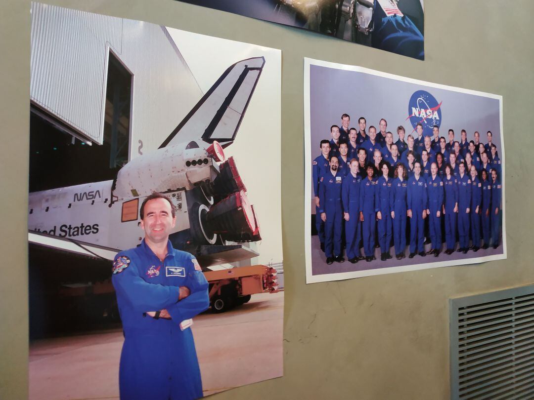 Fotografía del astronauta Frank Caldeiro en la exposición conmemorativa del 50 aniversario de la llegada a la Luna.