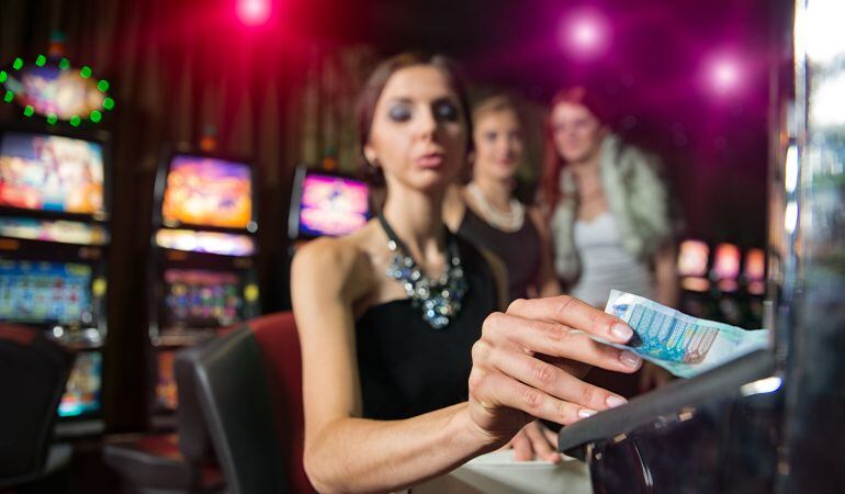 Un grupo de adolescentes, apostando en un casino.