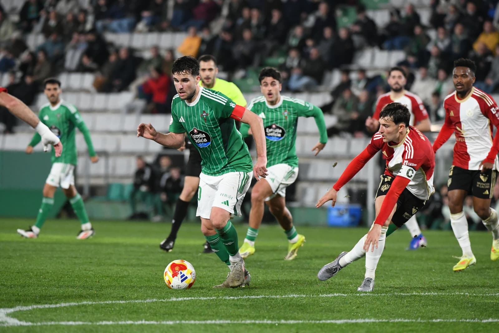 Álvaro Giménez conduce el esférico en una jugada del Racing-Cacereño en A Malata (foto: Racing Club Ferrol)