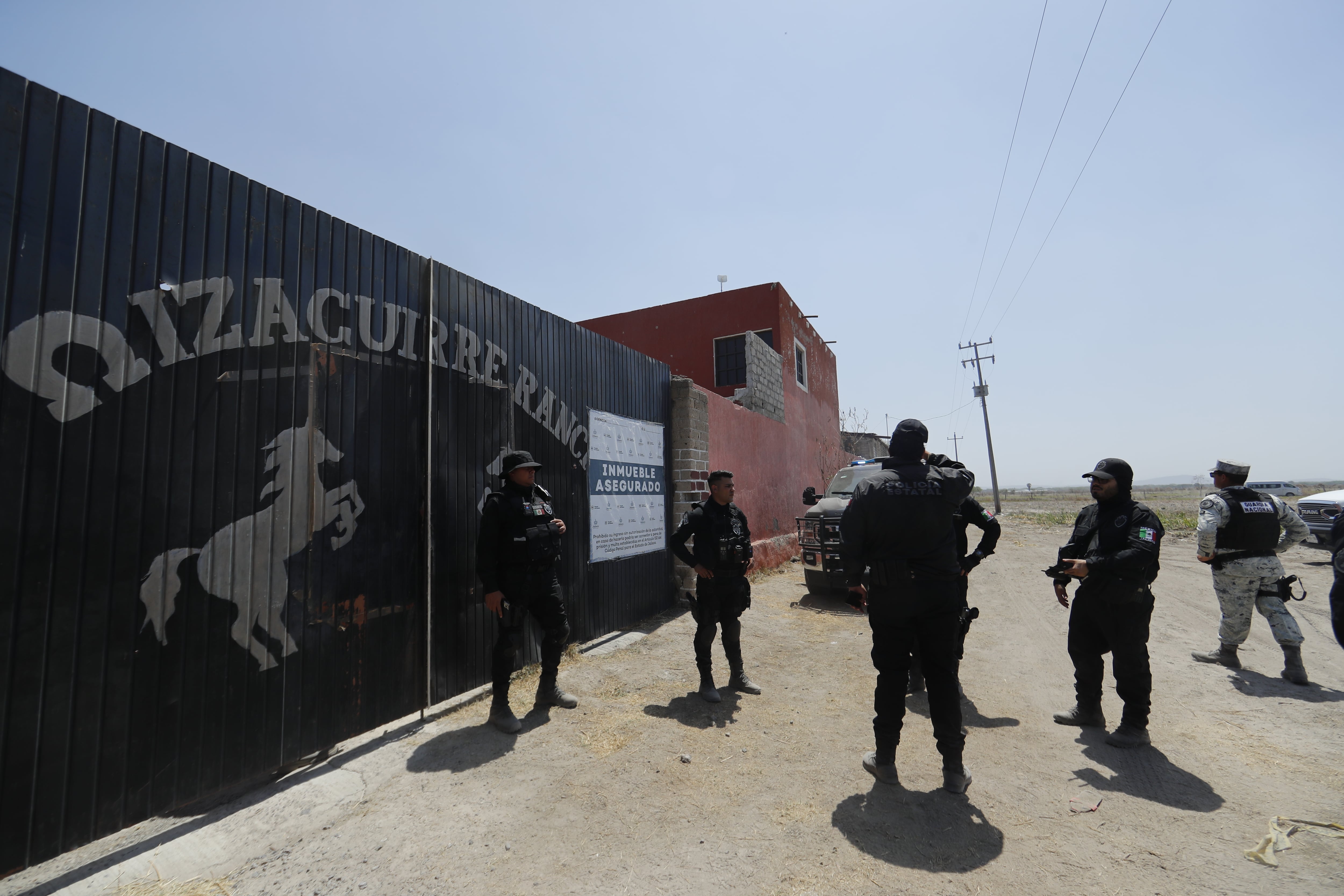 TEUCHITLÁN, JALISCO, MÉXICO - 20 DE MARZO: Agentes de la Fiscalía General del Estado de Jalisco vigilan el rancho Izaguirre, en Teuchitlán, Jalisco, México, el 20 de marzo de 2025. El lugar, descubierto en septiembre de 2024, ha sido apodado «el rancho del horror» por los medios de comunicación locales. Un colectivo de búsqueda encontró recientemente fragmentos de huesos carbonizados, ropa y objetos personales, lo que ha suscitado preocupación sobre la investigación inicial de la Fiscalía del Estado de Jalisco.