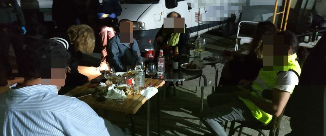 Identificadas siete personas por una fiesta con alcohol y churrasco en una nave en Culleredo 