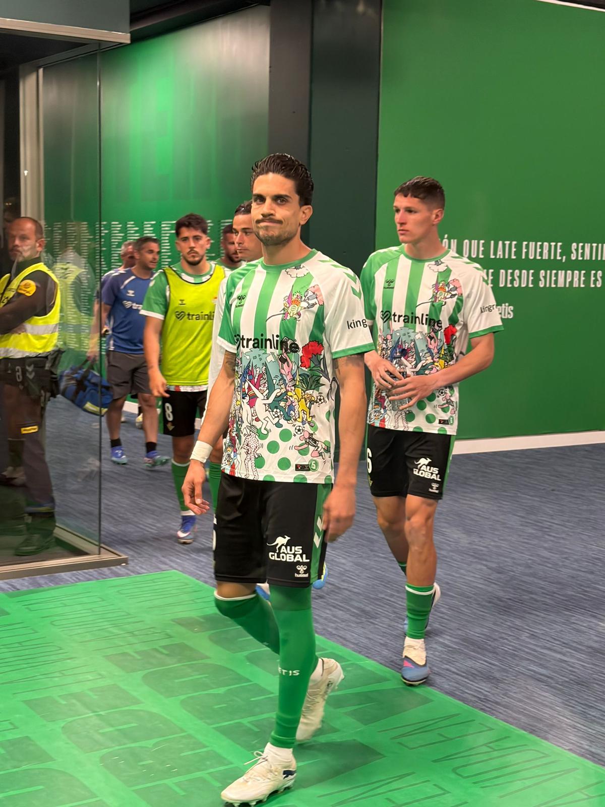 Jugadores del Real Betis Balompié luciendo la camiseta de la Colección Primavera creada por el artista local Agustín Israel Barrera
