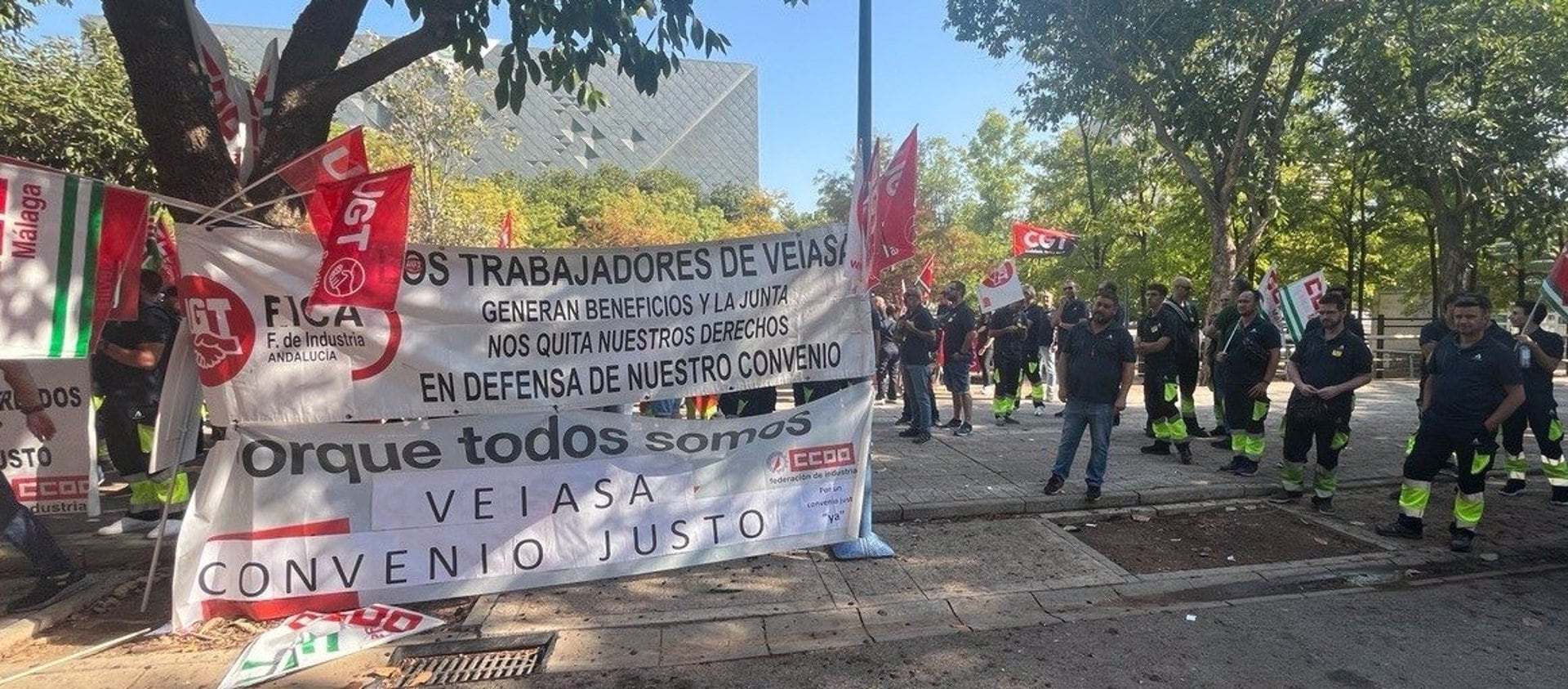 Los trabajadores de Veiasa, en la concentración de este viernes en Sevilla. - CCOO-A