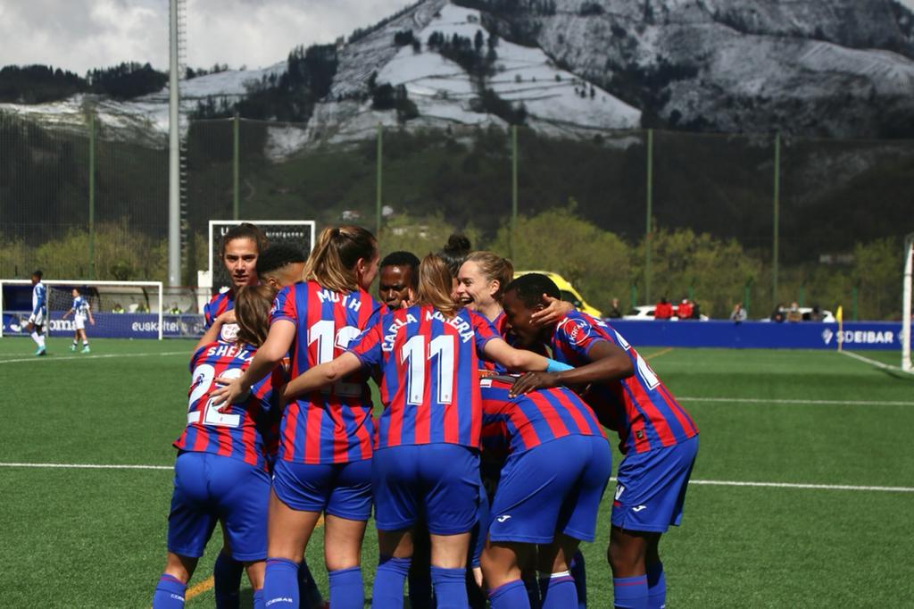 El femenino armero celebra uno de los dos goles contra el Alavés