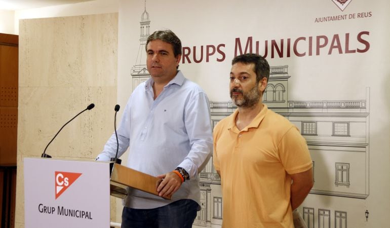 El portaveu municipal de Cs a l&#039;Ajuntament de Reus, Juan Carlos Sánchez, en roda de premsa amb el regidor Guillermo Figueras.