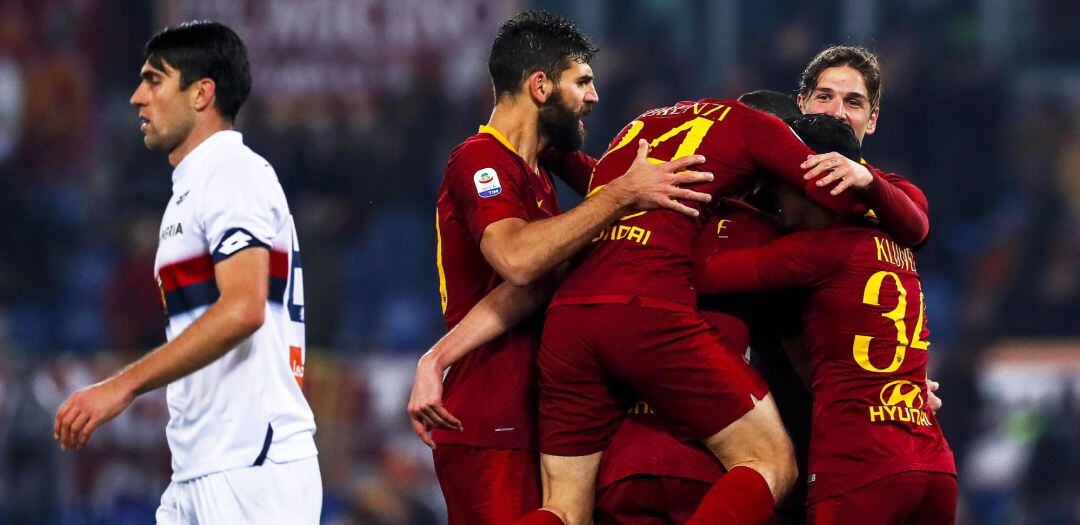 Los jugadores de la Roma celebran un gol