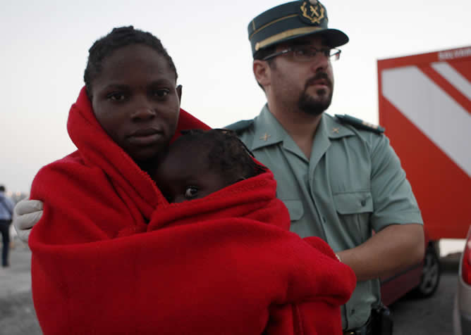 La GUardia Civil atiende a los inmigrantes a su llegada al puerto de Motril