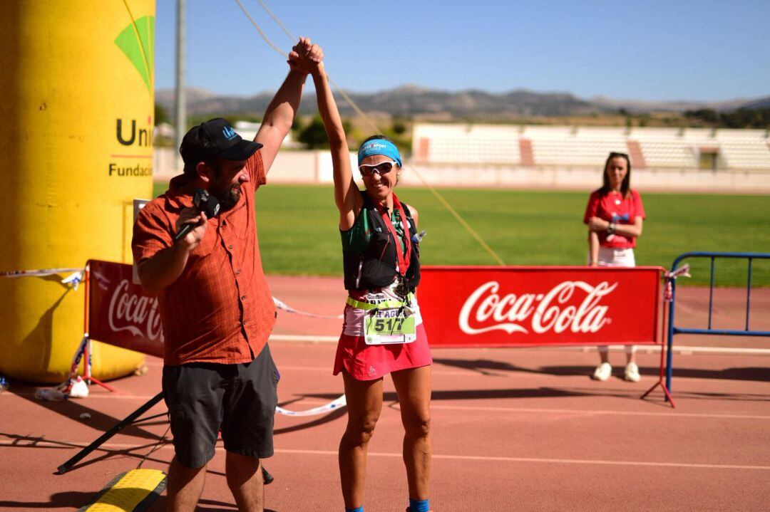 Arancha Almazán en su llegada a meta en la ultratráil 'Hagua 2018'