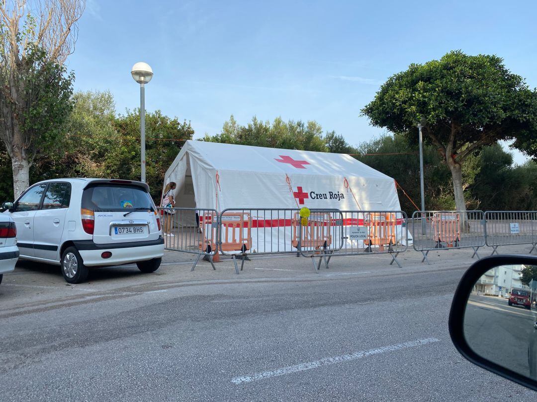 S'engeguen les proves PCR a una carpa de Covid-Exprés davant Dalt Sant Joan.