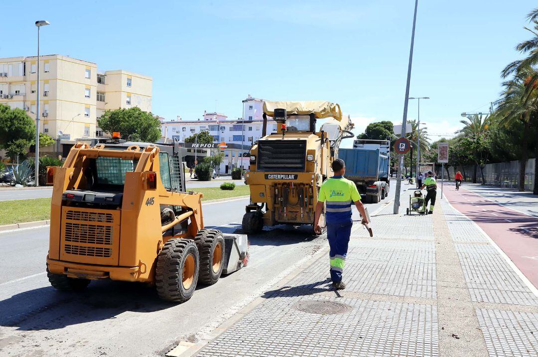 Los trabajos de reasfatado se han iniciado en la avenida de La Universidad