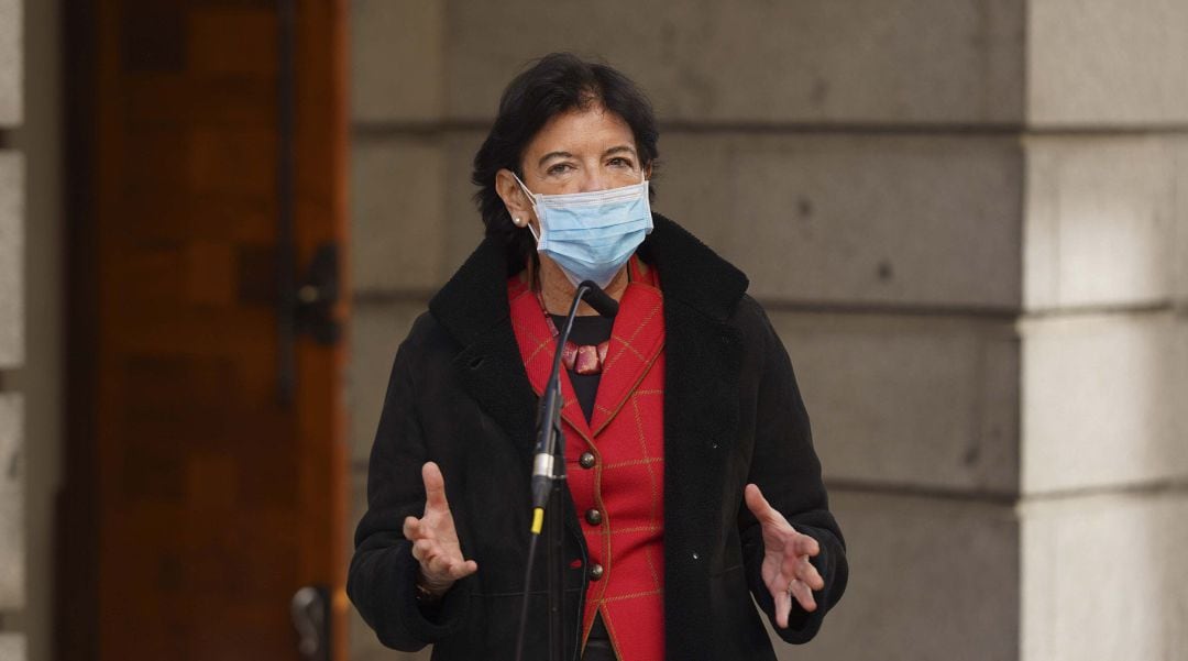 La ministra de Educación y Formación Profesional, Isabel Celaá, se dirige a los medios en el patio del Congreso de los Diputados.