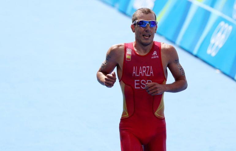 El atleta español Fernando Alarza cruza la meta en la prueba de triatlón 