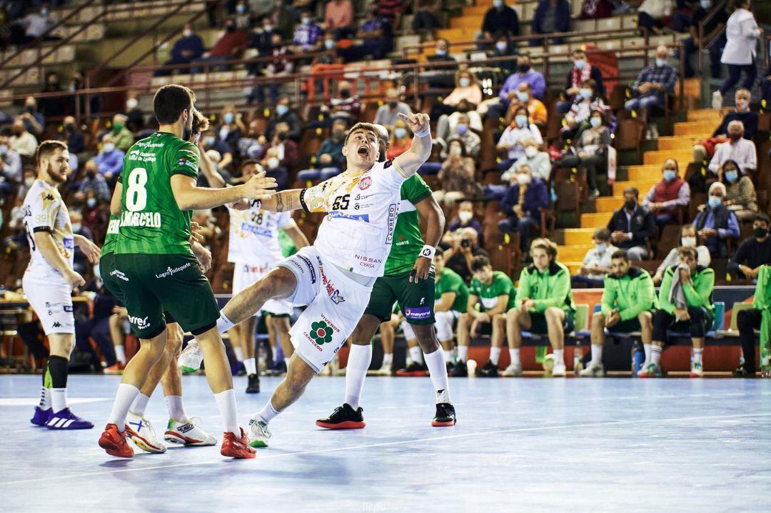 Santista intenta un lanzamiento a portería 