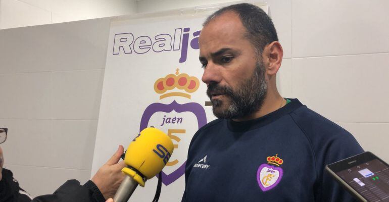 El entrenador del Real Jaén, Salva Ballesta, atiende a los medios después del partido frente al Melistar.