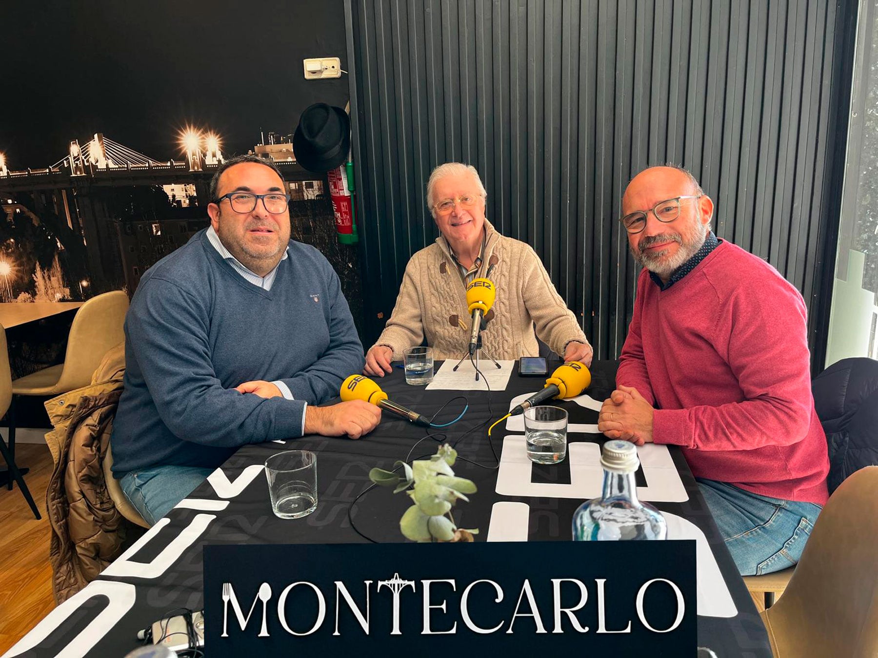 Alberto Rivas y Pau Acosta, junto a Paco Aznar, en el salón Montecarlo