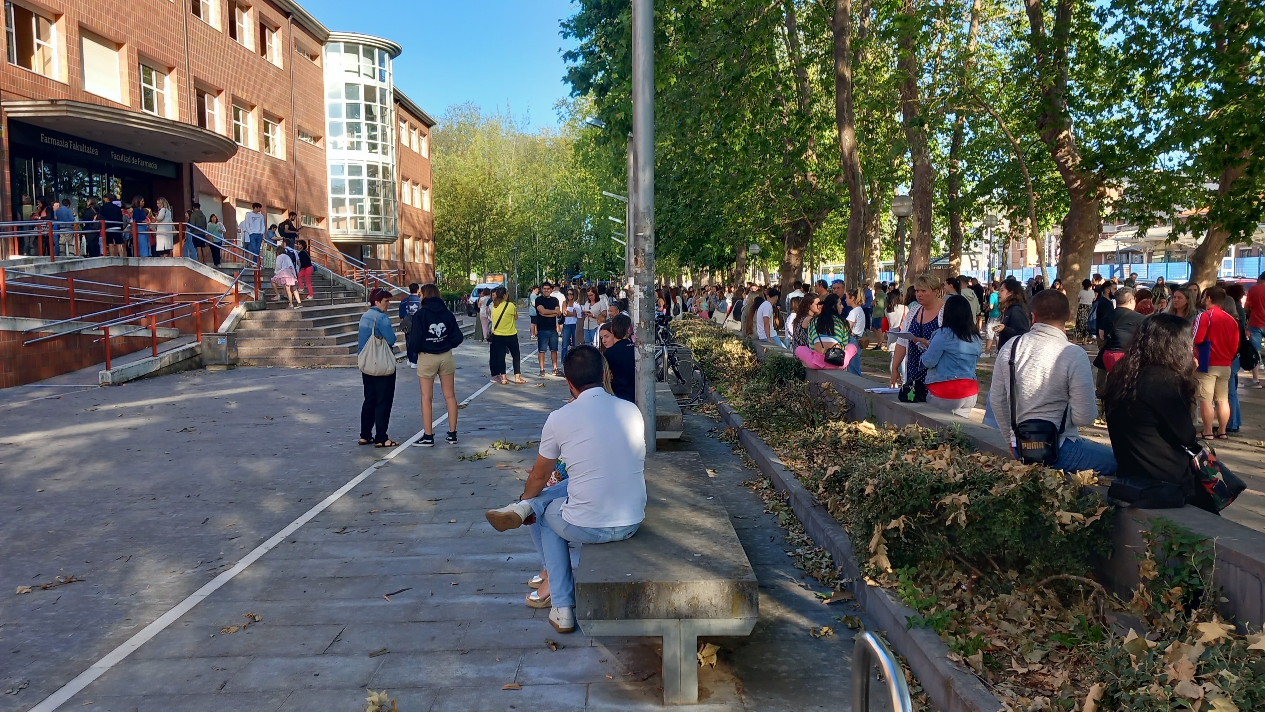 Aspirantes de la OPE de Osakidetza esperan en el exterior de la Facultad de Farmacia de Vitoria