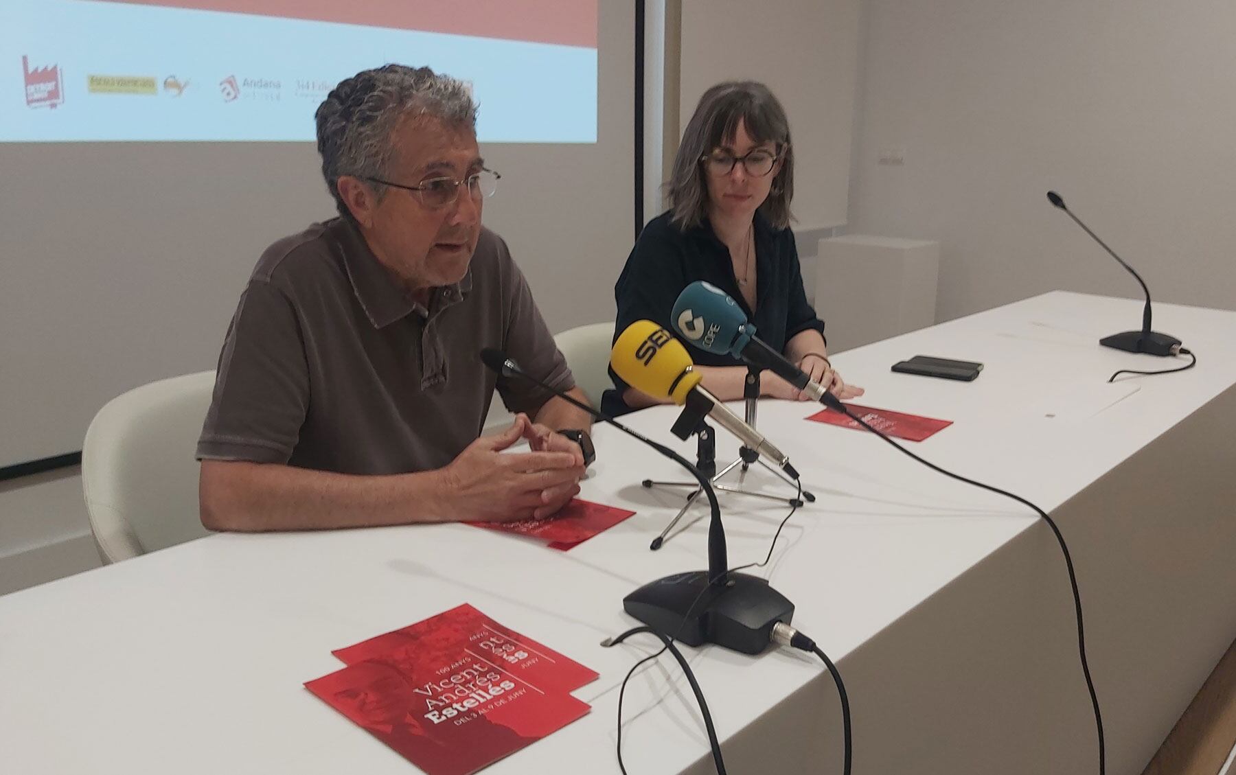 Pep Jordá i Edurne Vaello en la presentació de les activitats preparades del 3 al 9 de juny en homenatge a Vicent Andrés Estellés