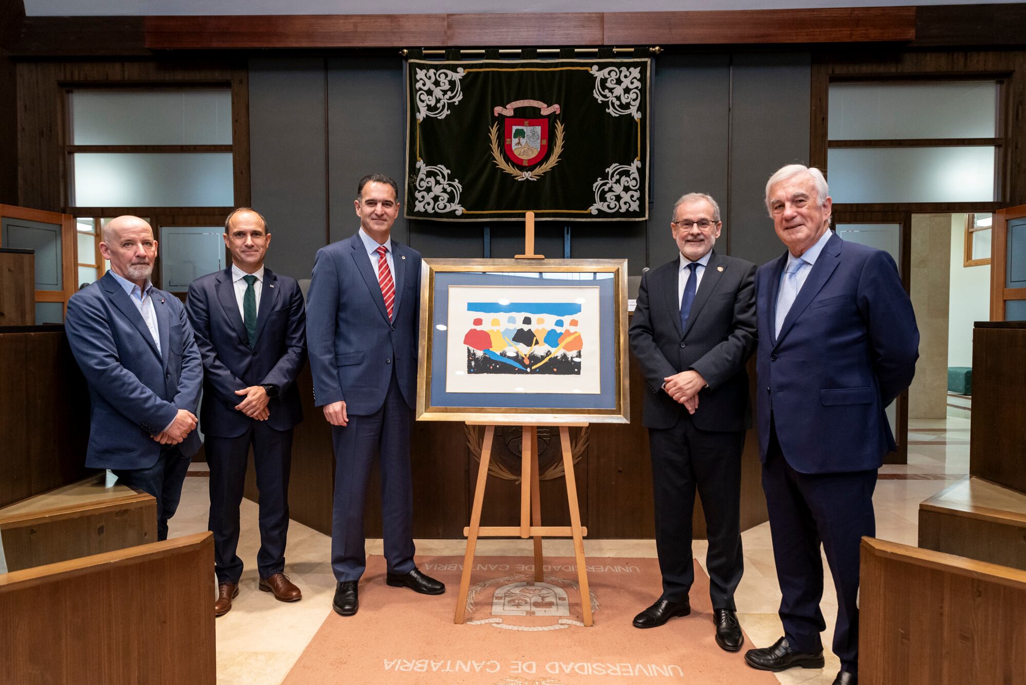 Julio Arce Hamelink, tercero por la izquierda, recibiendo su distinción como Alumni Distinguido de la UC