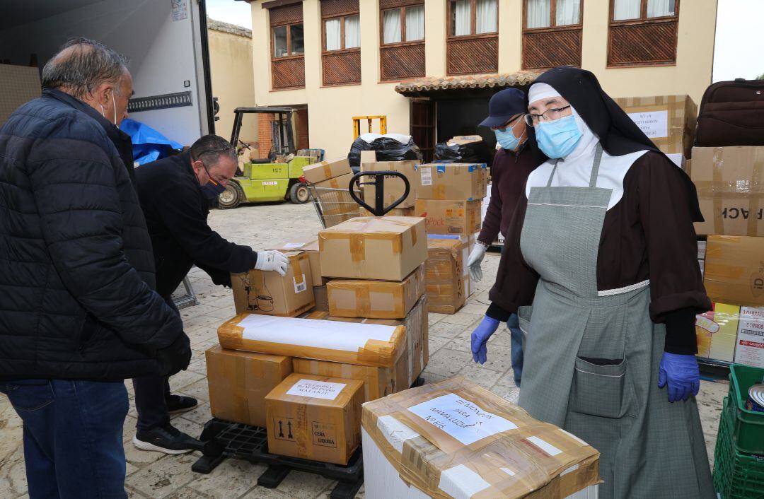 La Asociación Amigos de Gambia en colaboración con las Hermanas Claridas del convento de Santa Clara de Astudillo (Palencia) cargan un contendor de ayuda humanitaria y alimentos para enviar a Luanda, en Angola