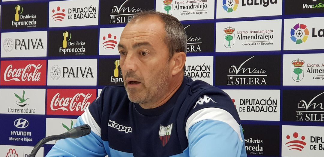 Juan Sabas, entrenador del Extremadura UD, en una rueda de prensa previa a uno de los partidos de liga.