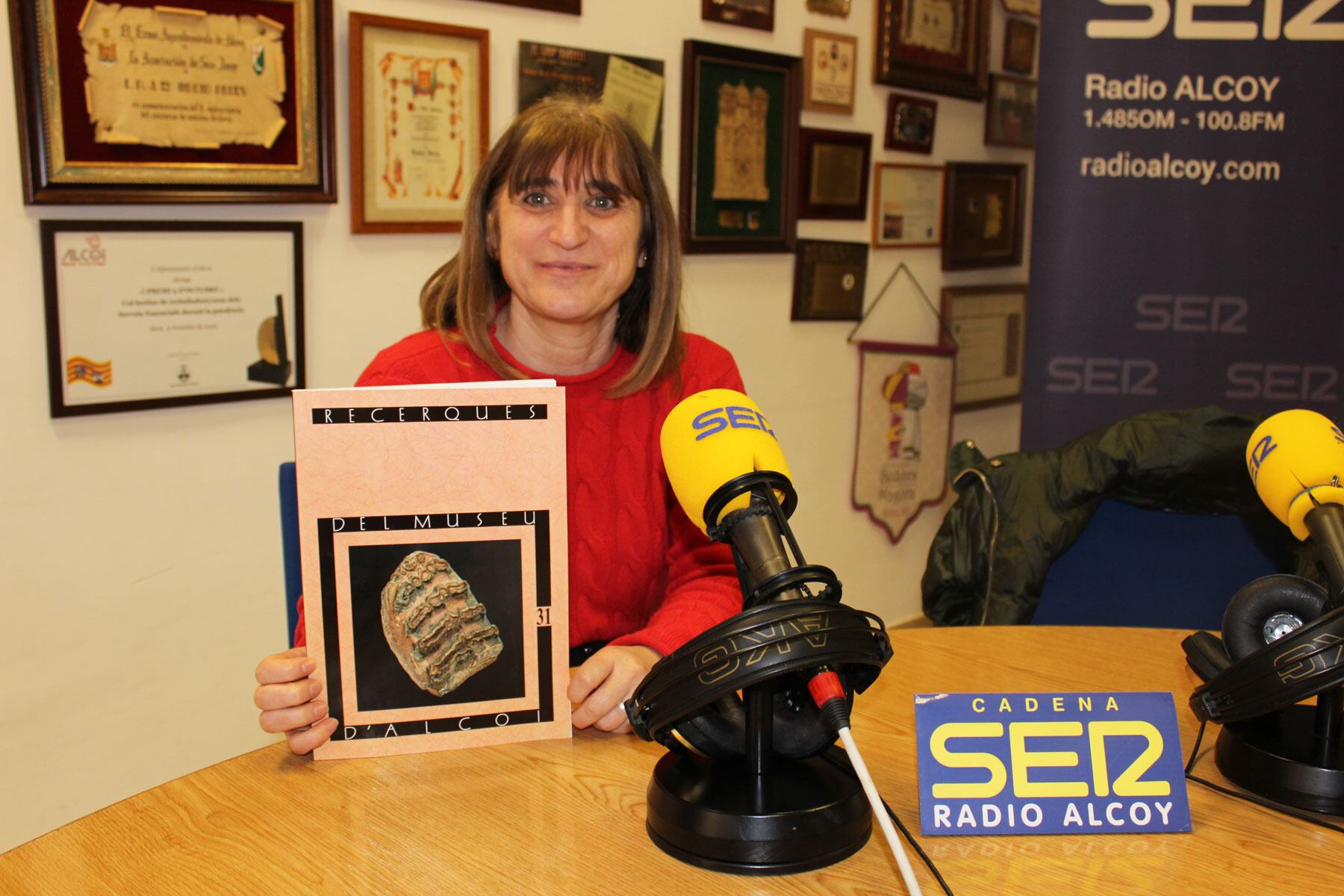 La directora del Museu Arqueològic Camilo Visedo, Palmira Torregrosa, sostiene un ejemplar del número 31 de Recerques