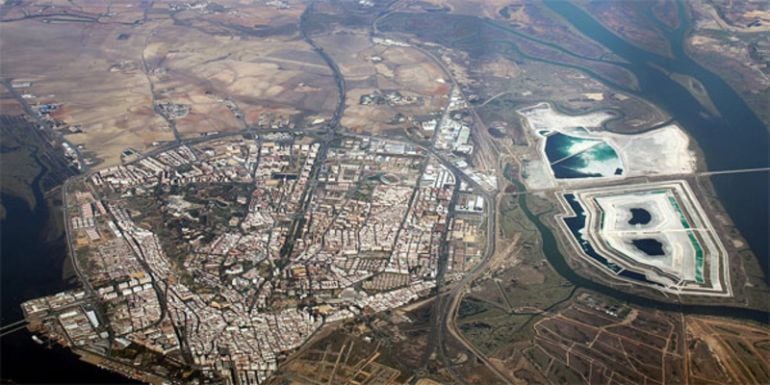 Vista aérea de la ciudad de Huelva y las balsas de fosfoyesos en las marismas 