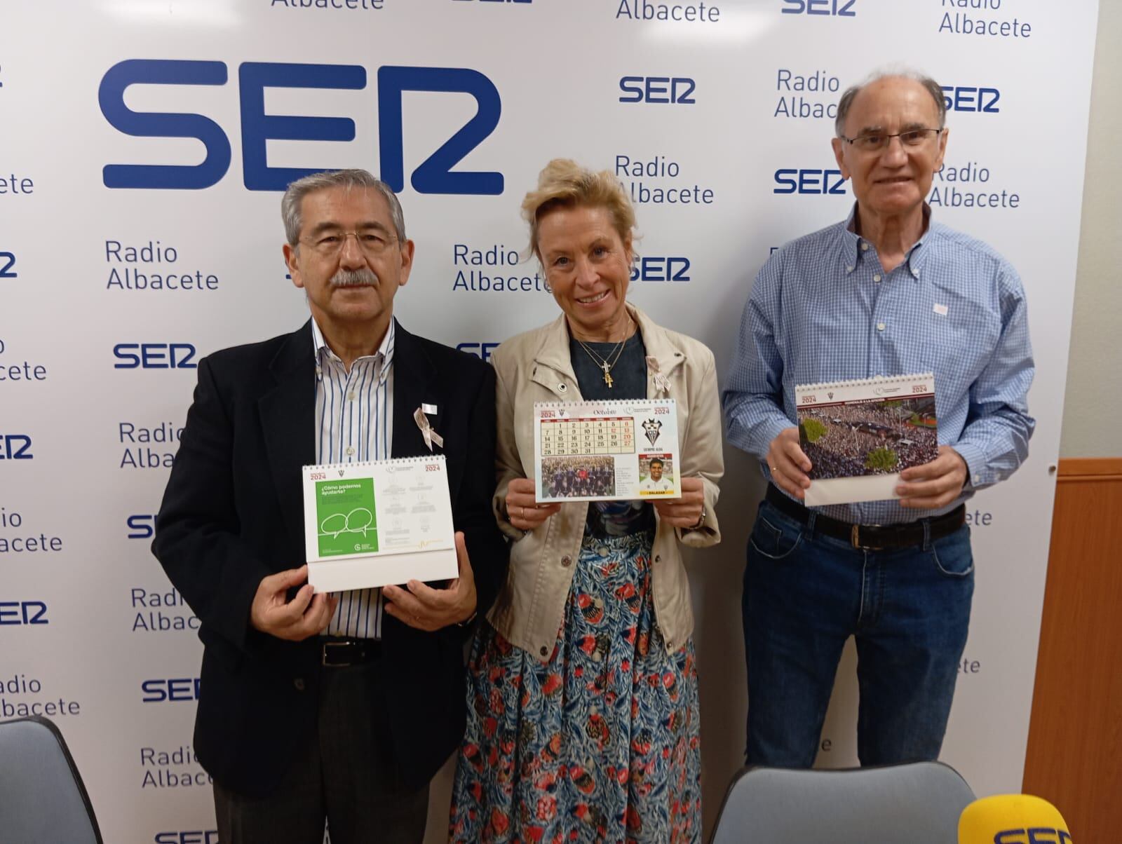 Calendario con imágenes del Albacete a beneficio de la Asociación Española contra el cáncer