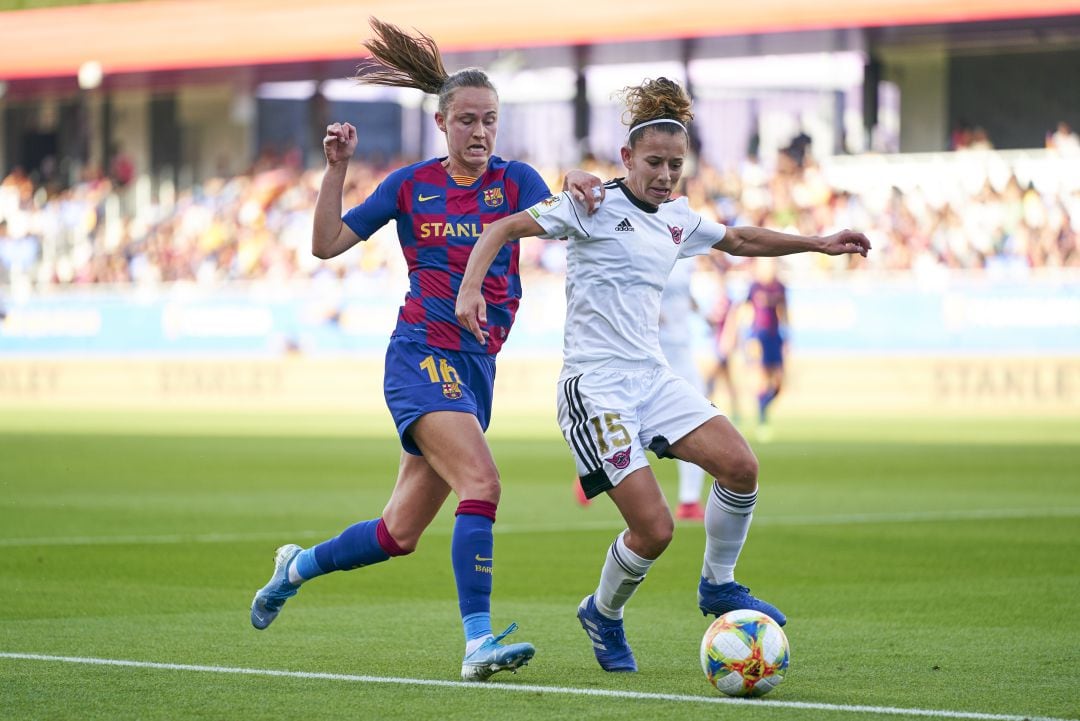  Caroline Graham-Hansen y Esther Martín disputan un balón durante el Barcelona - Tacón. 