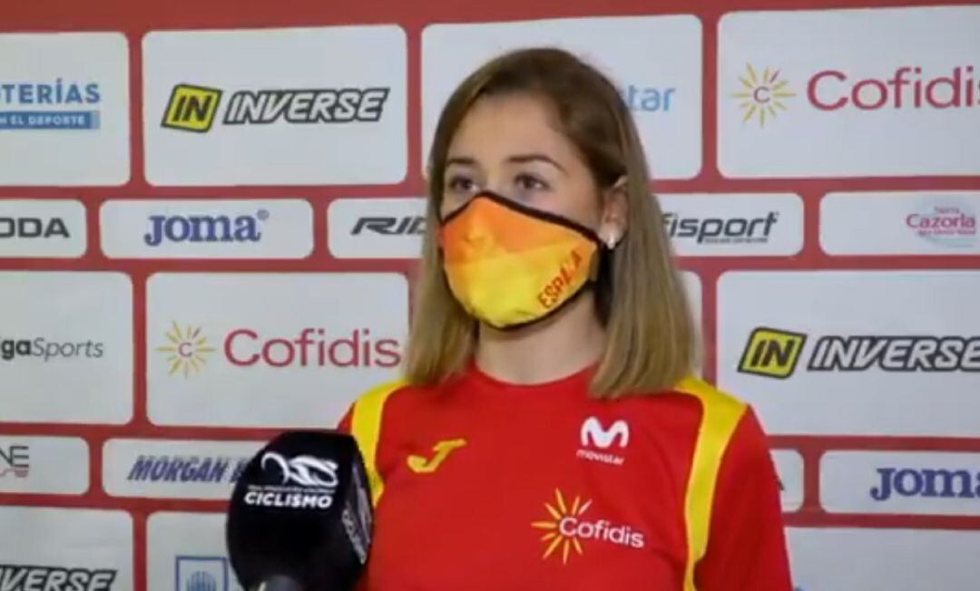 Sara Martín con los colores de la selección en las declaraciones previas a la prueba.