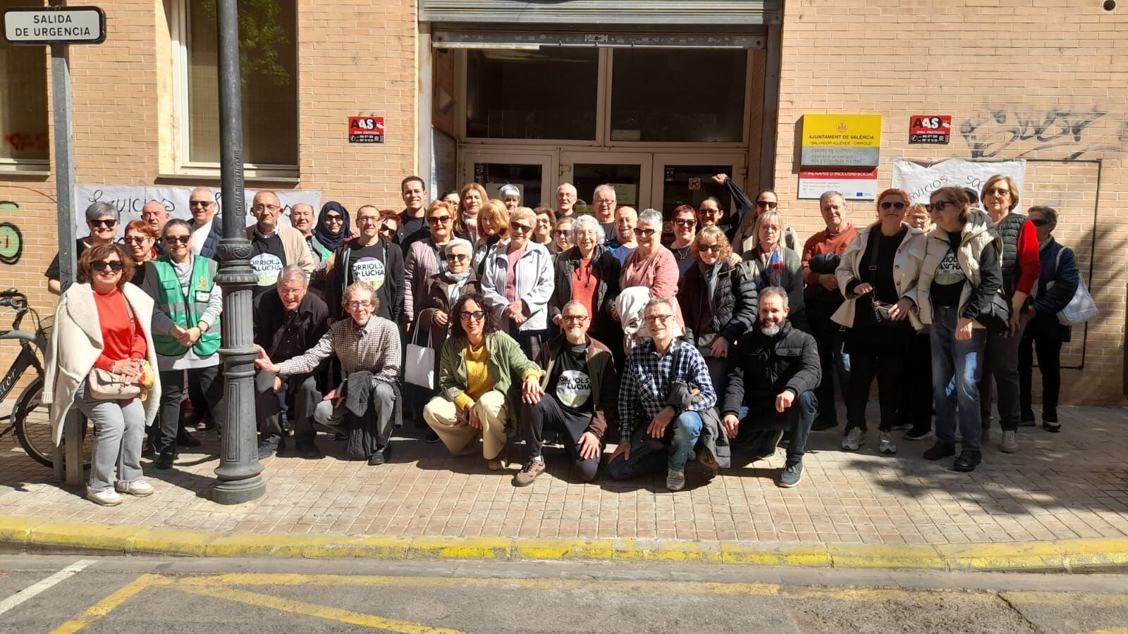 Vecinos de Orriols se concentran para exigir unos servicios sociales dimensionados a la población del barrio