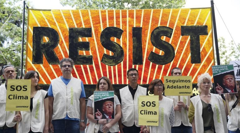 Participantes en la concentración convocada por Greenpeace frente a la Embajada de Estados Unidos para protestar por la decisión del presidente de Estados Unidos, Donald Trump, de sacar a su país del Acuerdo de París. 