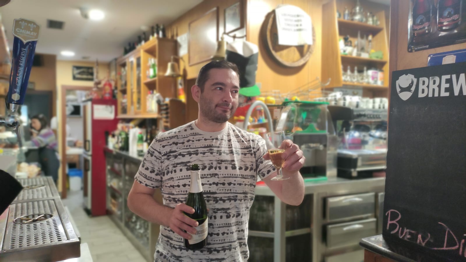 El gerente del bar El Moderno brinda por el premio