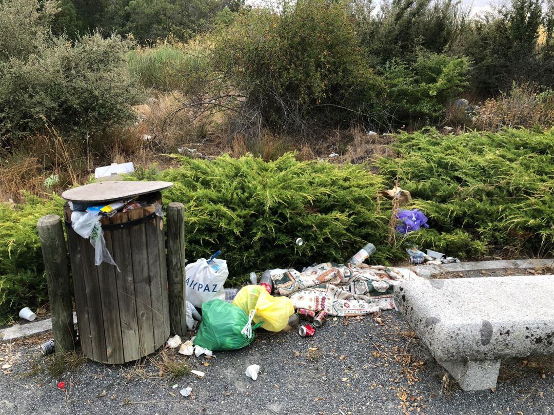 Basura en el camino peatonal del Pontón Alto