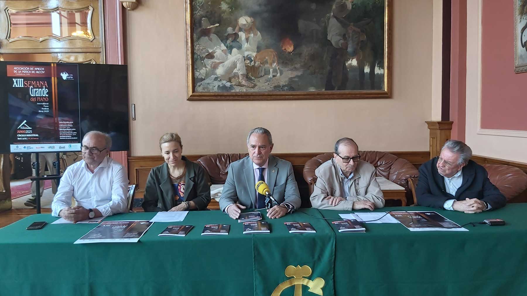De izquierda a derecha, Miguel Ferrándiz, Elisa Guillem, Indalecio Carbonell, Adolfo Seguí y Antonio Pastor, en el Salón Largo del Círculo Industrial