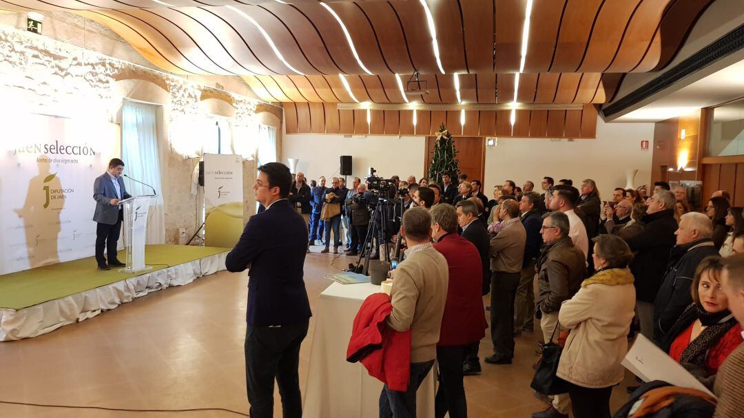 Momento en el que el presidente de la Diputación Provincial de Jaén,Francisco Reyes da a conocer los aceites reconocidos