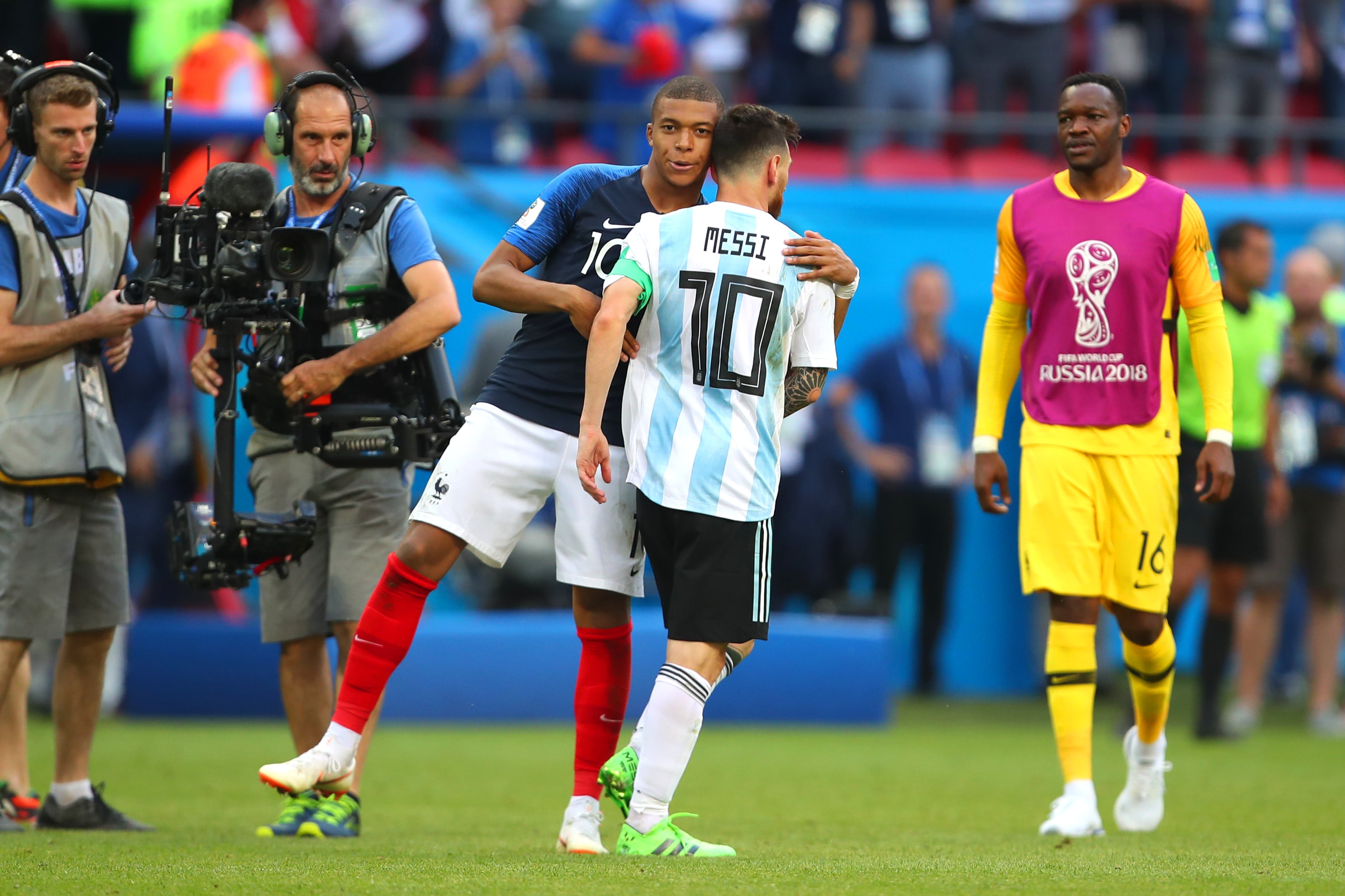 Kylian Mbappe abraza a Messi en los octavcos de final de 2018.