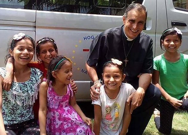 El padre Doñoro junto a un grupo de niñas de Hogar Nazaret.