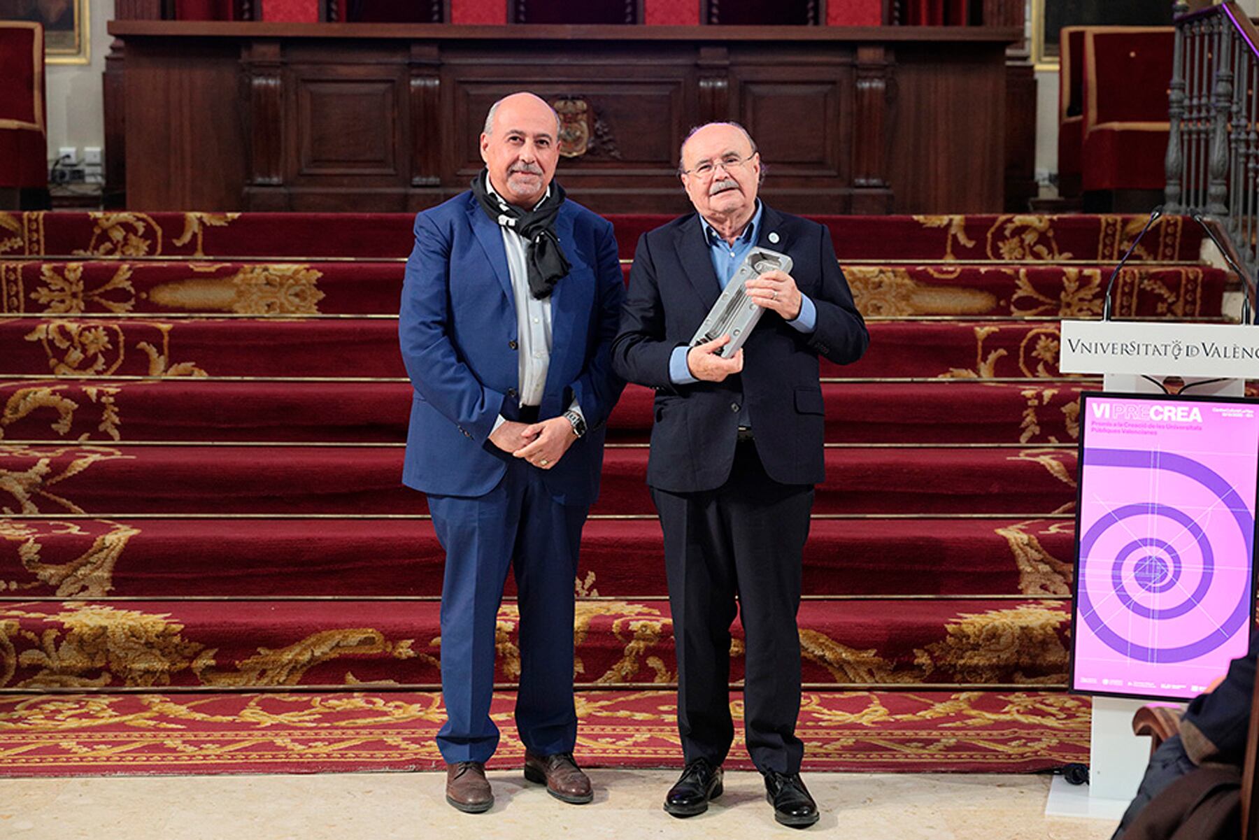 José María Ferri entrega el galardón a Rodolf Sirera