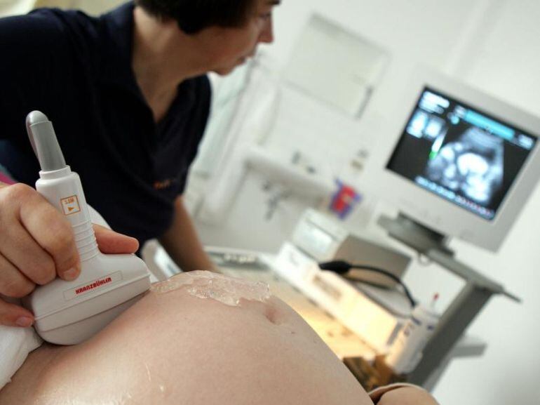Una dona se sotmet a una ecografia