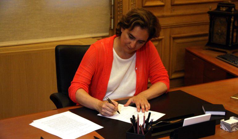 Colau signa els primers decrets com a alcaldessa per definir l'estructura política i executiva del consistori