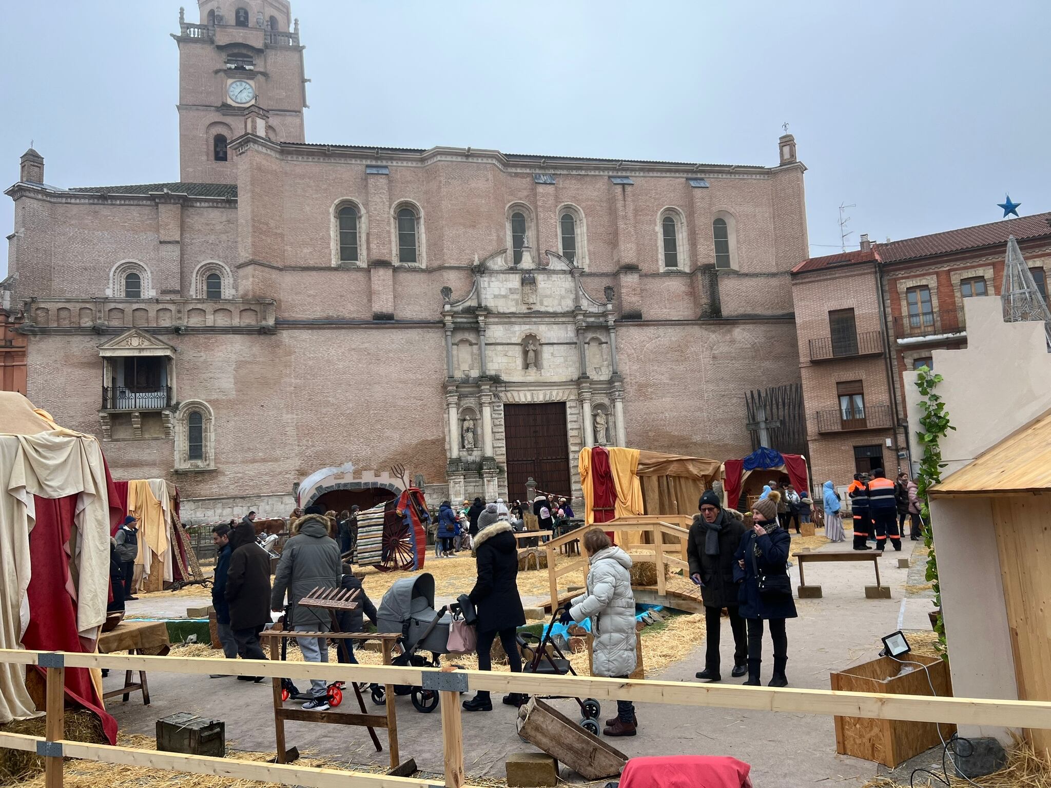 Los vecinos de Medina del Campo visitan el Belén Viviente para ver a los Reyes Magos