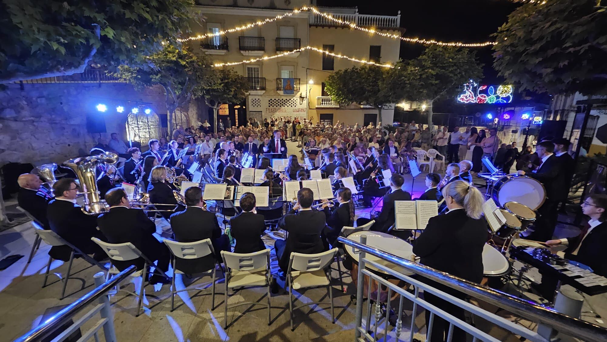 Momento en el que la Banda de Música &#039;Jerónimo Caballero&#039; de Bedmar interpreta uno de los temas, en la primera parte del concierto