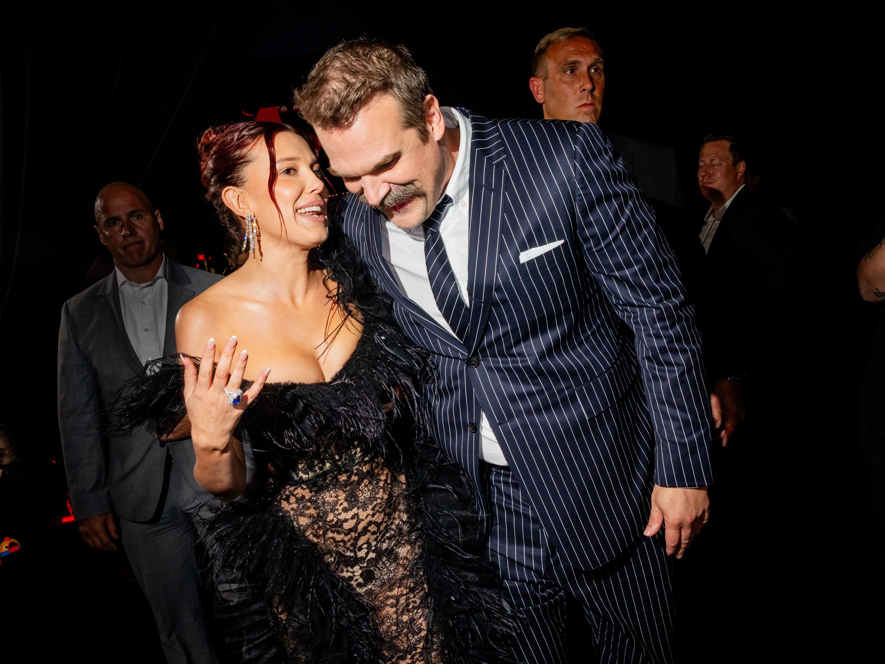 Millie Bobby Brown y David Harbour durante la premiere mundial de la quinta temporada de 'Stranger Things'.