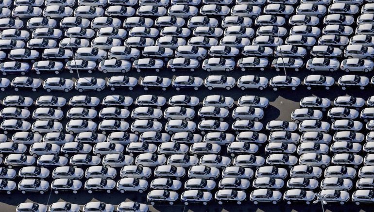 Vista aérea del estacionamiento de automóviles de Porsche en una fábrica de Leipzig