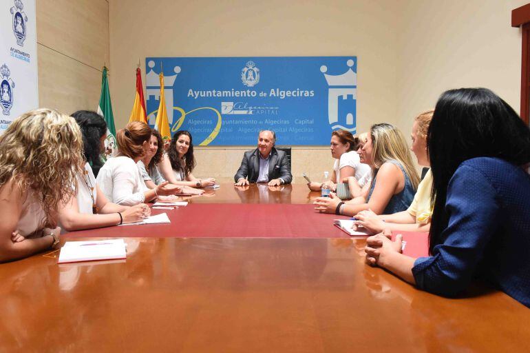 El alcalde, José Ignacio Landaluce, junto al comité de empresa de OHL en una imagen de archivo.